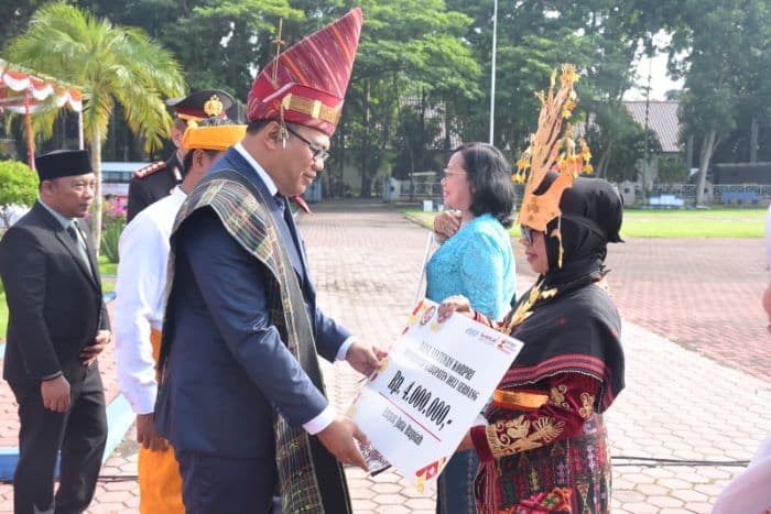 bupati_deli_serdang_serahkan_surat_pemecatan_operator_sdn_saat_upacara_hari_lahir_pancasila