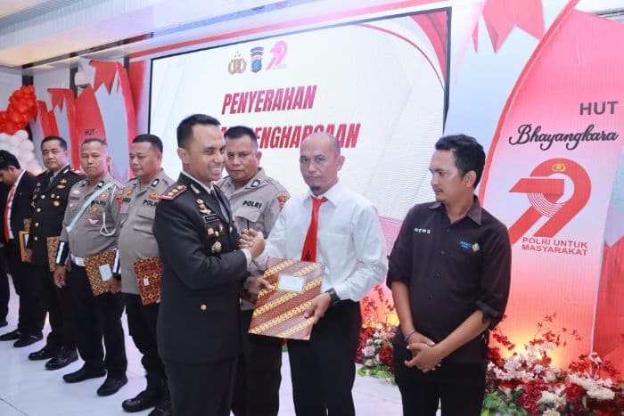 bripka_arifin_dapat_umrah_personel_polres_asahan_inspiratif_pendiri_rumah_tahfidz_