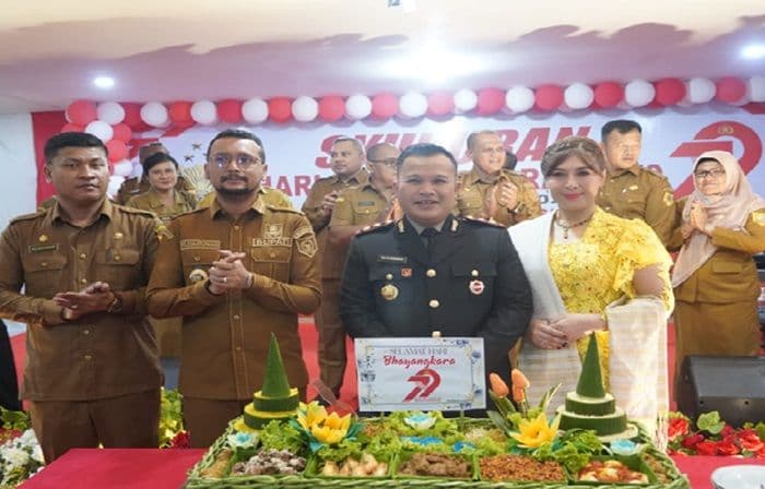 bupati_labusel_hadiri_upacara_hut_ke79_bhayangkara_apresiasi_peran_strategis_polri