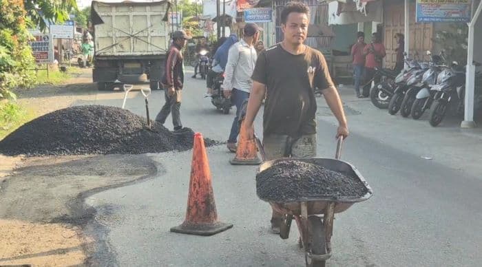 setelah_ditegur_dprd_pt_nindya_karya_kembali_aspal_ulang_jalan_rusak_di_binjai_