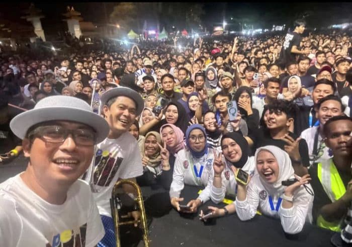 warga_deli_serdang_dihibur_band_tipex_di_lapangan_segitiga_lubuk_pakam