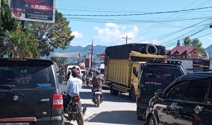 antrean_kendaraan_di_spbu_porsea_picu_kemacetan_saat_digelarnya_pekan_rabu_