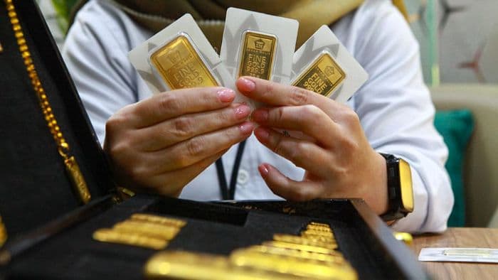 harga_emas_antam_dan_pasar_global_kompak_melemah