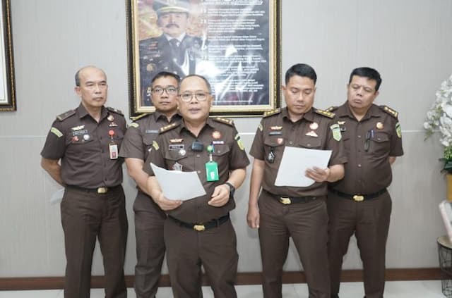 kejati_sumut_masih_tunggu_lhp_jaksa_kejari_labusel_yang_todong_senpi_di_medan