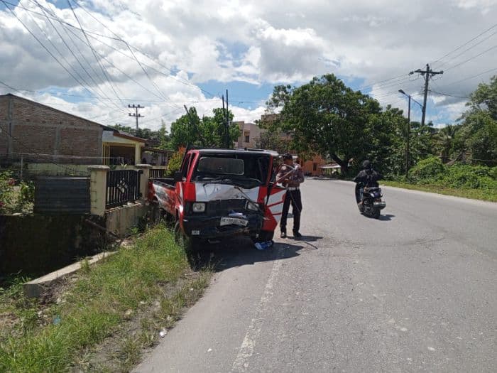 tergelincir_di_tikungan_siahaan_pikap_tabrak_mobil_kijang