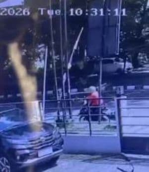 usai_alami_kecelakaan_di_medan_selayang_sepeda_motor_korban_dicuri