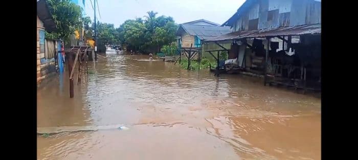 _hujan_seharian_ratusan_rumah_di_tapteng_terendam_banjir_parah_warga_mengungsi