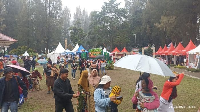 hari_kedua_festival_bunga_dan_buah_berastagi_sepi_pengunjung_akibat_hujan_gerimis