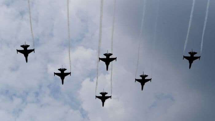 jet_tempur_tni_au_lintasi_langit_jakarta_ini_alasan_dan_jadwal_demo_udara