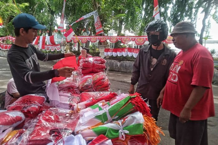 pedagang_bendera_musiman_di_medan_mengeluh_sepi_pembeli