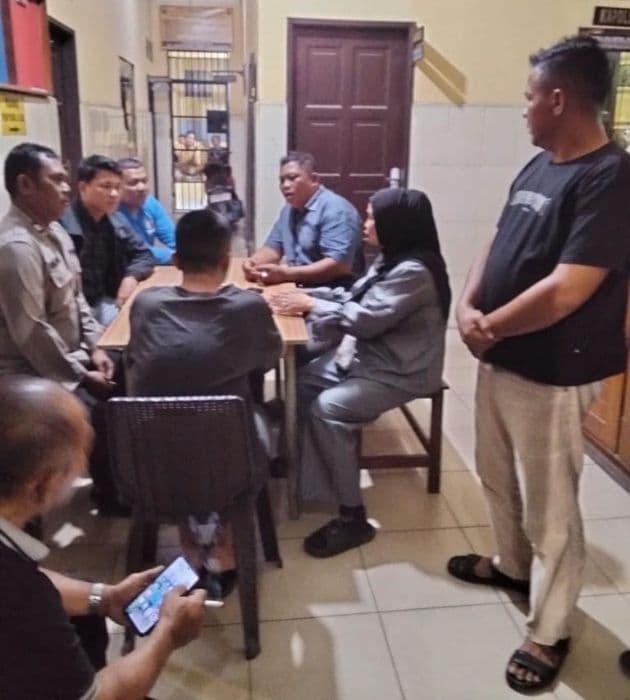 polsek_beringin_bantu_seorang_pria_diduga_linglung_kembali_ke_keluarganya