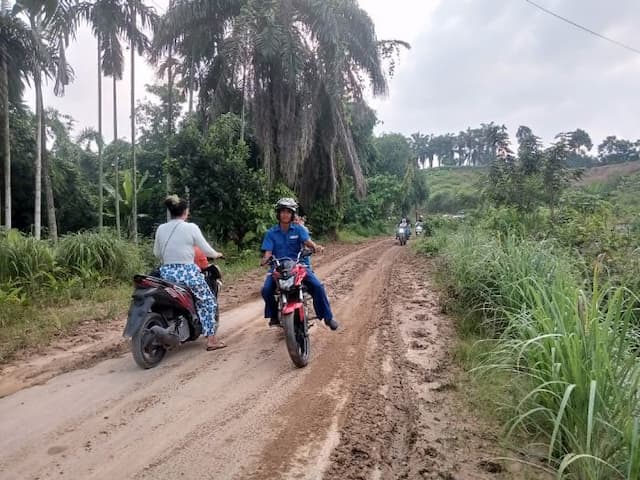 jalan_merah_tambun_nabolon_berlumpur_warga_desak_pemerintah_bertindak