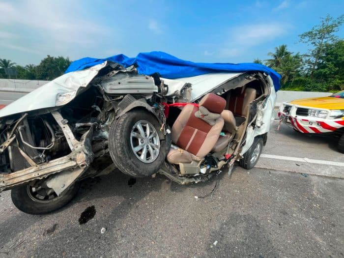 kecelakaan_maut_di_tol_medantebing_tinggi_avanza_tabrak_belakang_truk_fuso_satu_orang_tewas_tujuh_lukaluka
