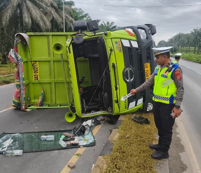 truk_tronton_terguling_di_jalinsum_sergai_terpental_ke_jalur_berlawanan