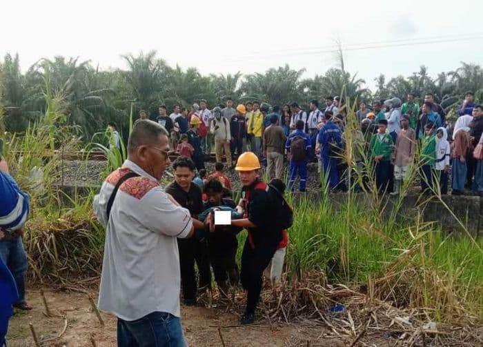 kereta_api_barang_sambar_warga_di_batu_bara_korban_luka_parah