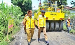 bupati_simalungun_pastikan_pengaspalan_jalan_perumnas_batu_vi_sesuai_spesifikasi