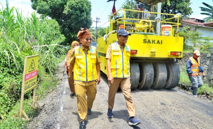 bupati_simalungun_pastikan_pengaspalan_jalan_perumnas_batu_vi_sesuai_spesifikasi