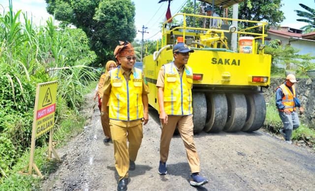 bupati_simalungun_pastikan_pengaspalan_jalan_perumnas_batu_vi_sesuai_spesifikasi