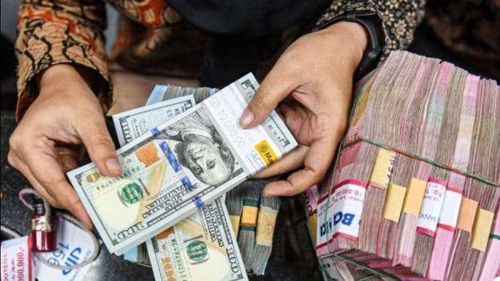 dolar_as_dibuka_di_rp17700an_melemah_tipis_terhadap_rupiah