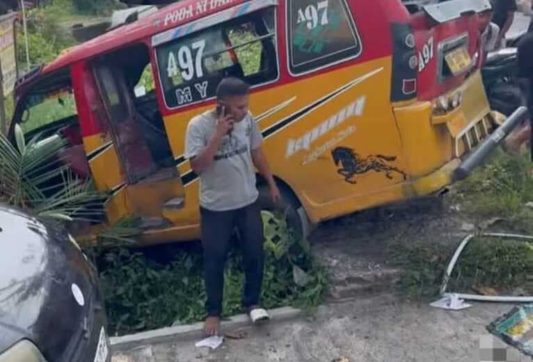 mendadak_berhenti_usai_mendahului_angkot_kpum_diseruduk_truk_di_tanjung_morawa