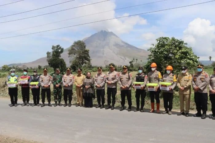 pasca_erupsi_sinabung_kapolda_sumut_tinjau_kondisi_gunung_dari_luar_zona_merah