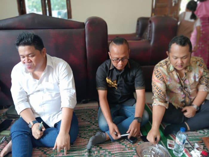 penjemputan_konten_kreator_polda_sitanggang_di_samosir_berujung_kisruh_keluarga_buka_ruang_damai