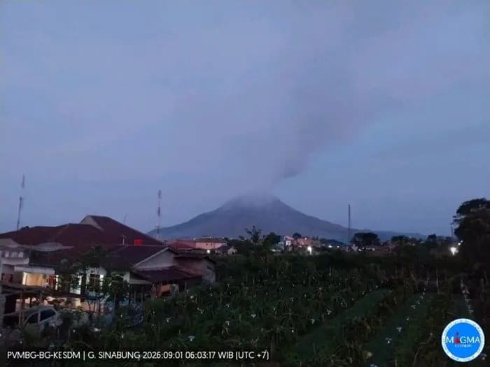 polda_sumut_kerahkan_tim_dokkes_bantu_warga_terdampak_erupsi_sinabung