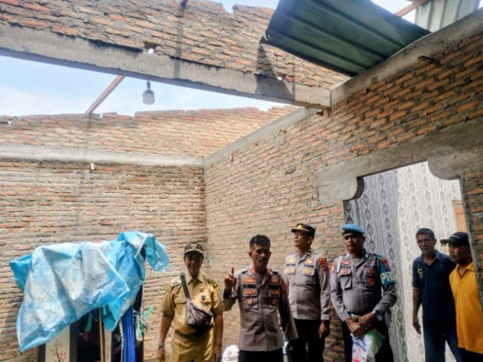 puting_beliung_terjang_5_kecamatan_di_batu_bara_52_rumah_dan_kantor_desa_rusak