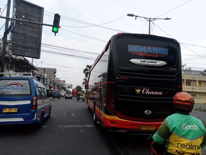sudah_dilarang_bus_akdpakap_masih_mangkal_di_jalan_pattimura_siantar