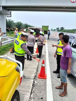 tiga_pekerja_pemotong_rumput_tol_jmkt_tertabrak_dump_truk_2_tewas