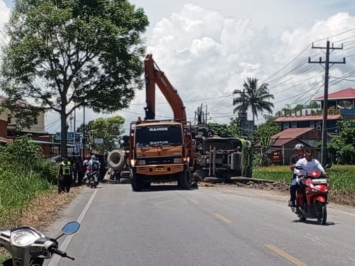 truk_mixer_terbalik_di_jalinsum_toba_antrean_kendaraan_capai_1_kilometer