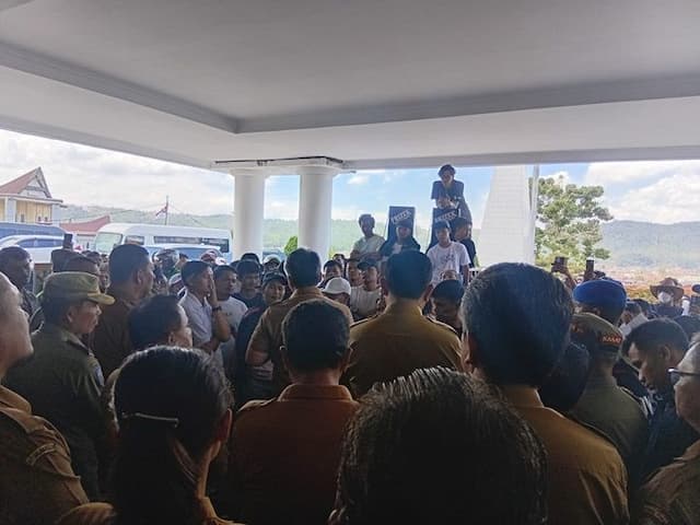 wakil_bupati_taput_temui_pedagang_umkm_relokasi_di_tanggul_aek_sigeaon_demi_cegah_longsor_