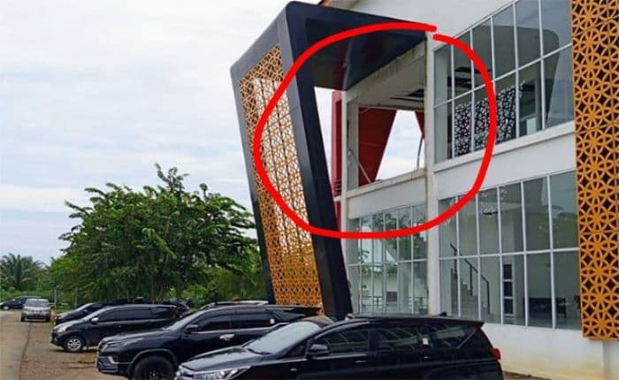 angin_kencang_hantam_dinding_kaca_dan_plafon_kantor_bupati_batu_bara