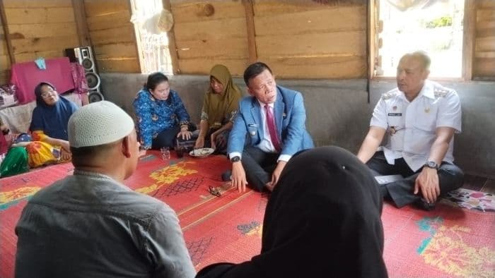 bupati_masinton_pasaribu_janji_akan_beri_rumah_untuk_keluarga_korban_yang_tewas_dihakimi_massa_di_tapteng