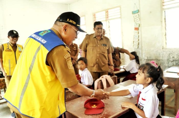 bupati_simalungun_janji_perbaiki_fasilitas_sd_negeri_silau_buntu