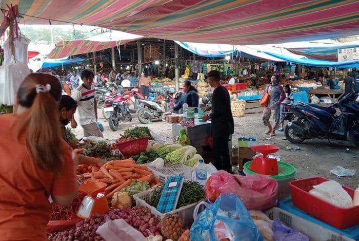 cabai_merah_keriting_dan_bawang_merah_lokal_naik_harga_komoditas_lain_stabil_di_pasar_pangururan
