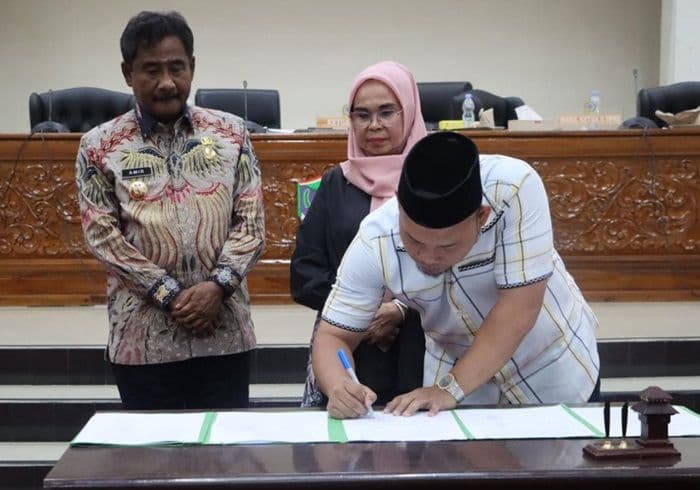 dprd_binjai_sahkan_papbd_2025_di_tengah_malam_ini_penjelasan_sekwan