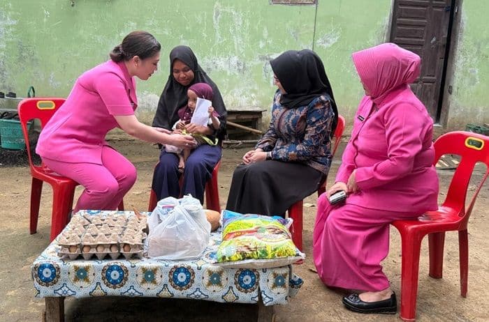 ketua_bhayangkari_labusel_tinjau_anak_penderita_stunting_di_torgamba