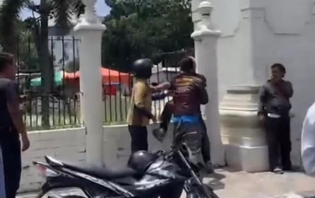 konten_kreator_terlibat_adu_jotos_dengan_pengendara_di_medan