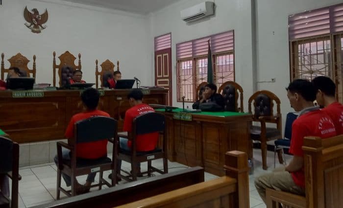 lima_kurir_ganja_46_kg_di_medan_divonis_16_tahun_penjara_dan_denda_rp1_miliar