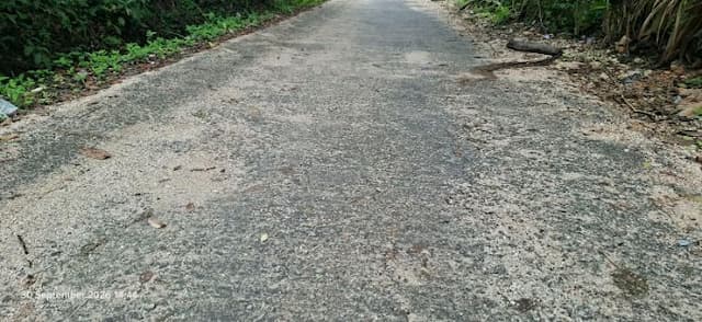 aspal_jalan_tigalinggasoban_di_dairi_baru_selesai_warga_keluhkan_permukaan_berongga