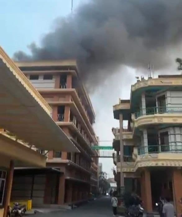 asrama_bidan_institut_medistra_lubuk_pakam_terbakar_mahasiswa_berhamburan_keluar