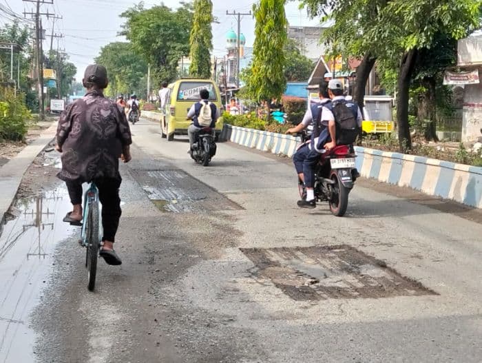 bekas_galian_pengaspalan_di_jalan_galang_lubuk_pakam_bikin_pengendara_motor_terjatuh