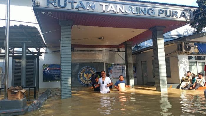 427_warga_binaan_dipindah_imbas_banjir_yang_rendam_blok_hunian_rutan_tanjung_pura