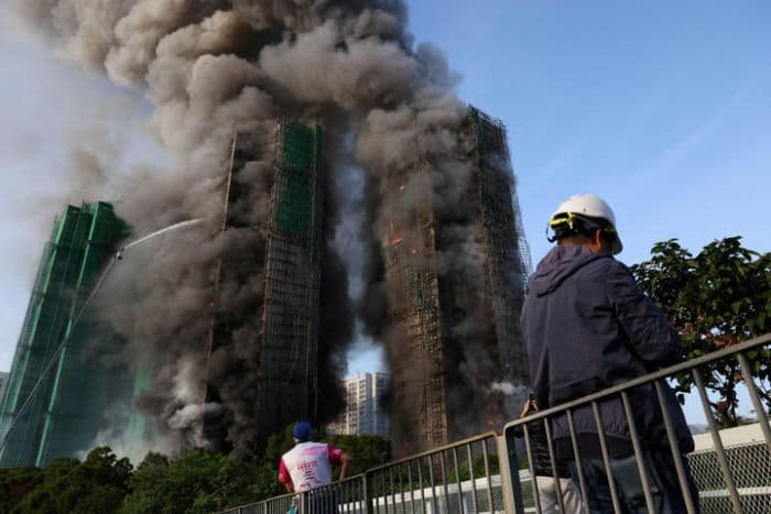 ada_119_wni_tinggal_di_apartemen_wang_fuk_court_hong_kong_yang_terbakar