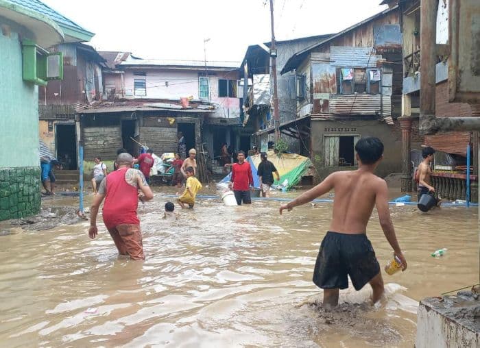 akibat_banjir_ujian_semester_85_sekolah_di_medan_dan_deli_serdang_diundur