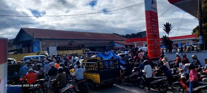 antrean_kendaraan_mengular_di_spbu_pemkab_dairi_desak_pertamina_percepat_pengiriman_bbm