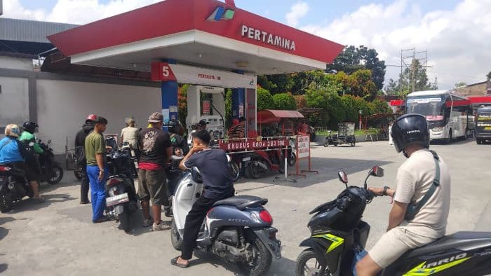 antrean_panjang_bbm_di_pematangsiantar_imbas_keterlambatan_pasokan_akibat_bencana