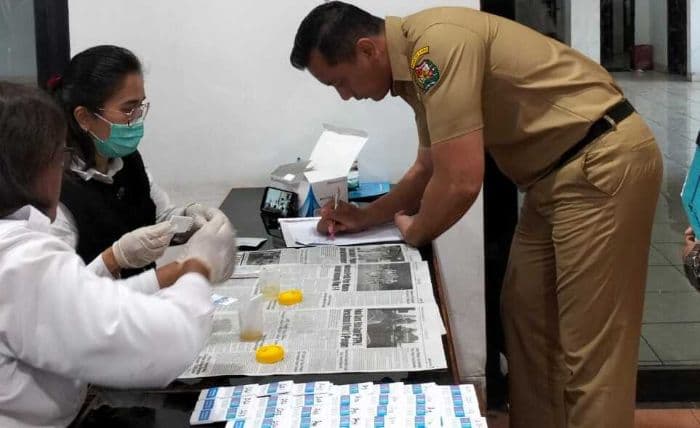 asn_gelisah_ikuti_tes_urine_mendadak_di_kantor_bupati_karo