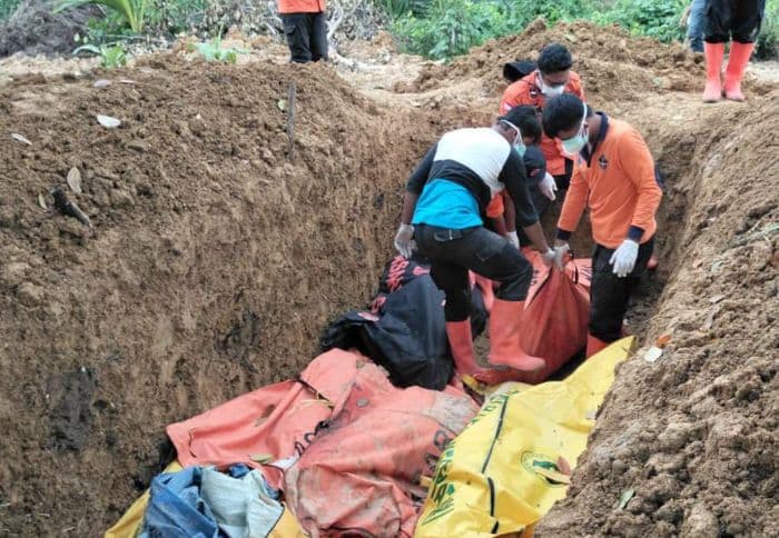 belasan_jenazah_dimakamkan_secara_massal_di_tapsel